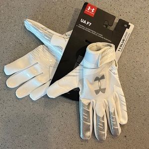 Mens Large Under Armour F7 football gloves - brand new with tags. Never worn